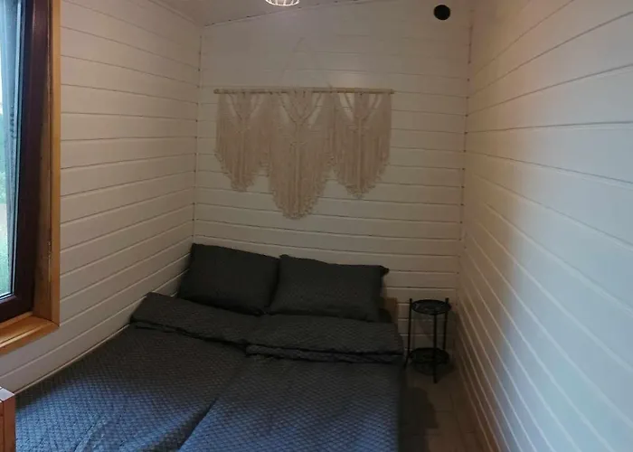 Zielenina Lesny بيت للعطل Mierzeszyn