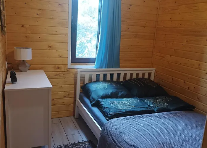 Zielenina Lesny بيت للعطل *